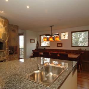 Moose Lodge - Kingaroy Accommodation 4