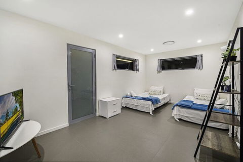 Just In Paradise Waterfront 5 Bedroom Deluxe House Central Broadbeach Location - Kingaroy Accommodation 6