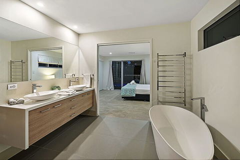 Just In Paradise Waterfront 5 Bedroom Deluxe House Central Broadbeach Location - Kingaroy Accommodation 7