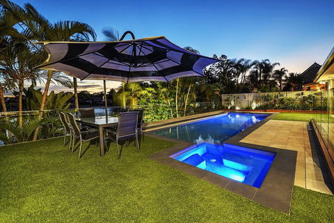 Just In Paradise Waterfront 5 Bedroom Deluxe House Central Broadbeach Location - Kingaroy Accommodation 2