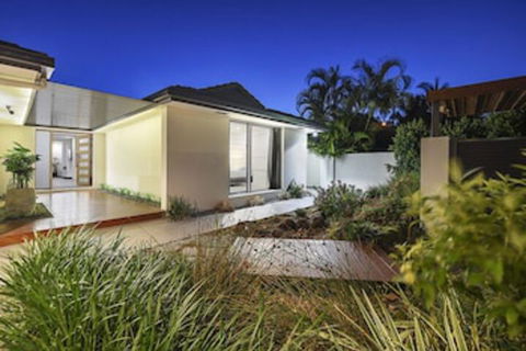Just In Paradise Waterfront 5 Bedroom Deluxe House Central Broadbeach Location - Kingaroy Accommodation 0