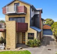The Island Manor family seaside stay with views - Kingaroy Accommodation