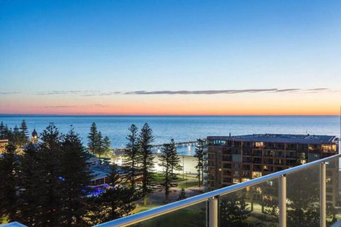 Glenelg Skyline Penthouse WiFi - Kingaroy Accommodation 6