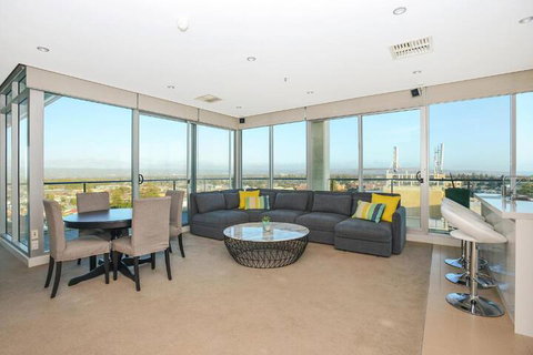 Glenelg Skyline Penthouse WiFi - Kingaroy Accommodation 7