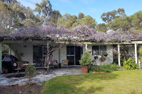 Wisteria Cottage Augusta - Kingaroy Accommodation 6