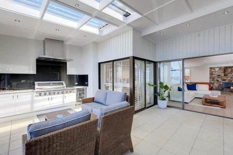 Whispering Sands 10 Sandy Point Road Luxury Waterfront Home With Aircon WIFI & Foxtel - Kingaroy Accommodation 6