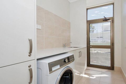 Whispering Sands 10 Sandy Point Road Luxury Waterfront Home With Aircon WIFI & Foxtel - Kingaroy Accommodation 3