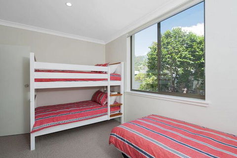 Whispering Sands 10 Sandy Point Road Luxury Waterfront Home With Aircon WIFI & Foxtel - Kingaroy Accommodation 2