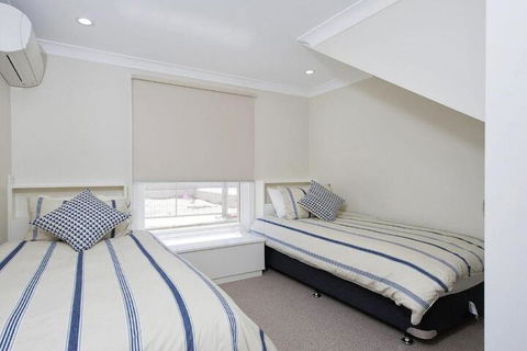 Whispering Sands 10 Sandy Point Road Luxury Waterfront Home With Aircon WIFI & Foxtel - Kingaroy Accommodation 4