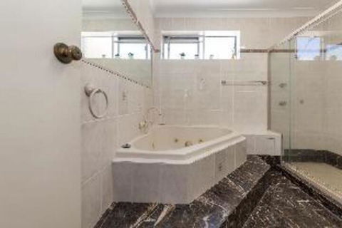 2 Bedroom Apartment Laman Lodge Unit 5 - Kingaroy Accommodation 4