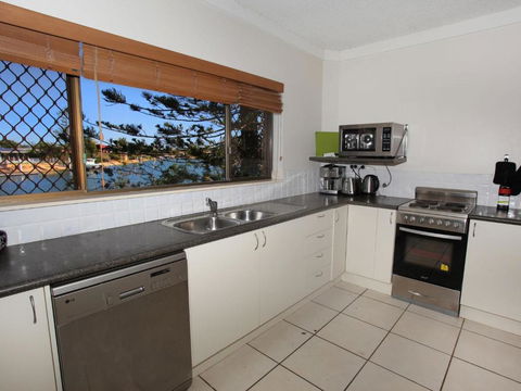 Anjuna 2 2 BDRM Budget Stay On Canal - Kingaroy Accommodation 2