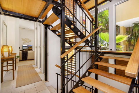 Contemporary & Luxurious Little Cove - Kingaroy Accommodation 5