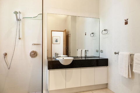 Contemporary & Luxurious Little Cove - Kingaroy Accommodation 6