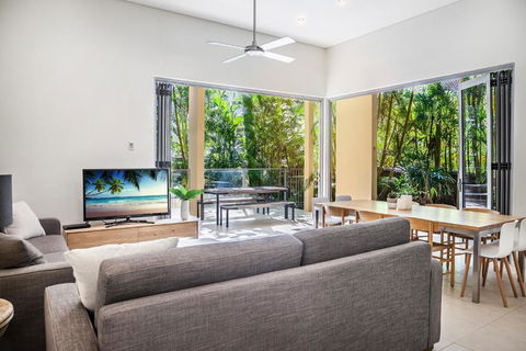 Contemporary & Luxurious Little Cove - Kingaroy Accommodation 1
