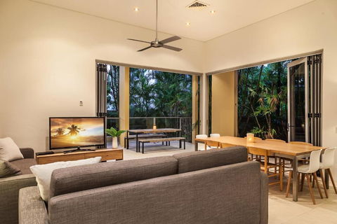 Contemporary & Luxurious Little Cove - Kingaroy Accommodation 3