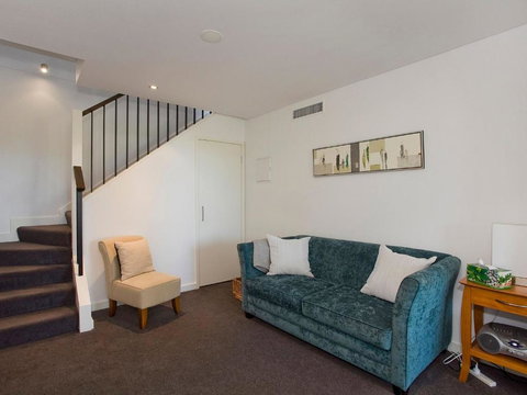 LORNE CHALET APARTMENT 10 Ask About Midweek Deals - Kingaroy Accommodation 4
