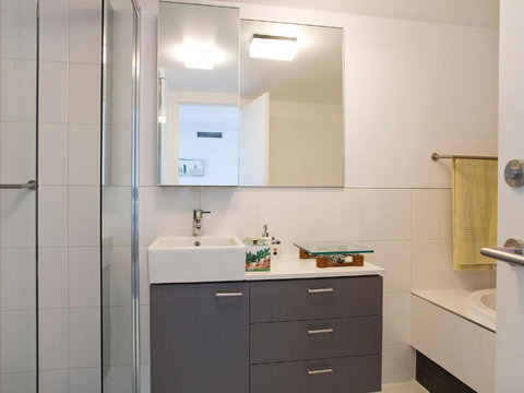 LORNE CHALET APARTMENT 10 Ask About Midweek Deals - Kingaroy Accommodation 2