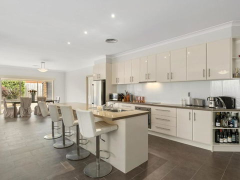 THE LOCH SURFSIDE WIFI NETFLIX PET FRIENDLY (OUTSIDE ONLY) - Kingaroy Accommodation 2