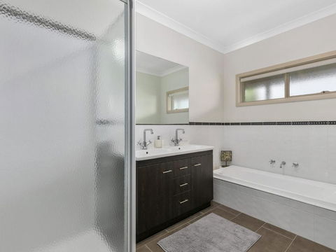 THE LOCH SURFSIDE WIFI NETFLIX PET FRIENDLY (OUTSIDE ONLY) - Kingaroy Accommodation 1