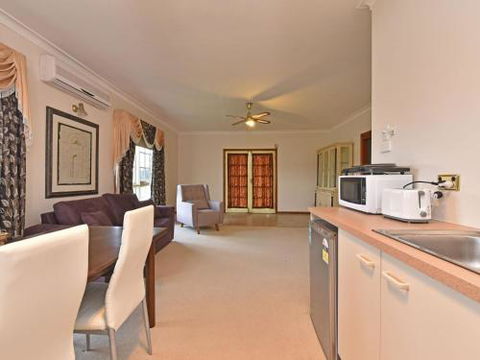 Wine Country Homestead Estate - Kingaroy Accommodation 5
