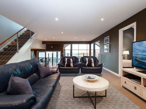 Venabu On Garuwa 20 Garuwa Street Spectacular House With Fabulous Views - Kingaroy Accommodation 3