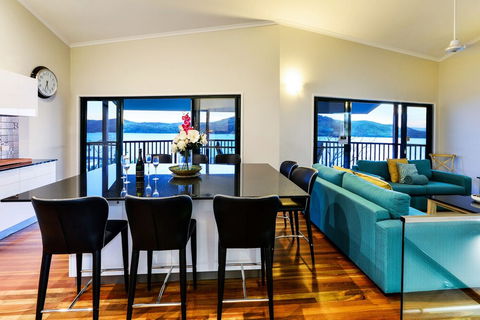 Casuarina Cove 16 Ocean View Deluxe Refurbished 3 Bedroom House Near Marina With Golf Buggy - Kingaroy Accommodation 3