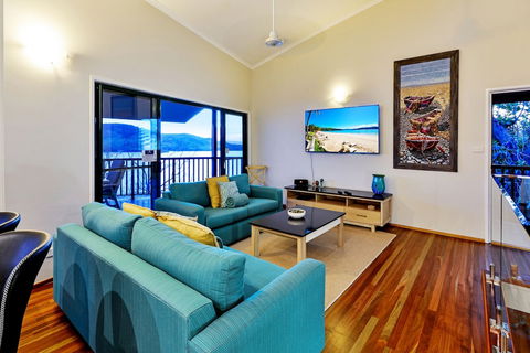 Casuarina Cove 16 Ocean View Deluxe Refurbished 3 Bedroom House Near Marina With Golf Buggy - Kingaroy Accommodation 6