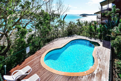 Casuarina Cove 16 Ocean View Deluxe Refurbished 3 Bedroom House Near Marina With Golf Buggy - Kingaroy Accommodation 2