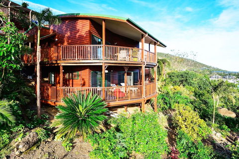 Casuarina Cove 16 Ocean View Deluxe Refurbished 3 Bedroom House Near Marina With Golf Buggy - Kingaroy Accommodation 1