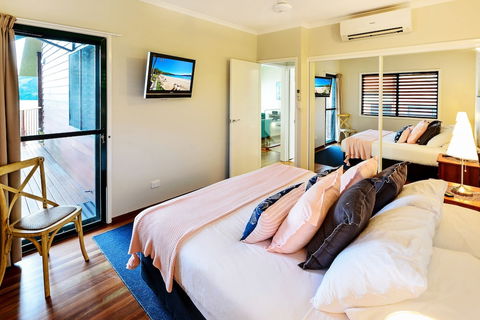 Casuarina Cove 16 Ocean View Deluxe Refurbished 3 Bedroom House Near Marina With Golf Buggy - Kingaroy Accommodation 5