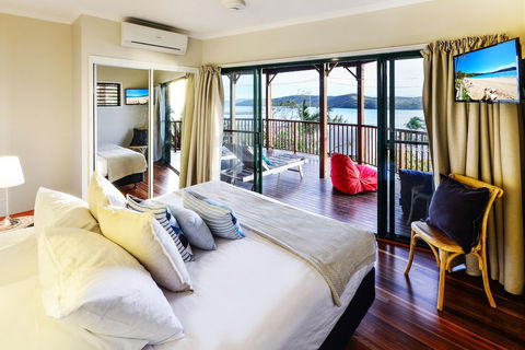 Casuarina Cove 16 Ocean View Deluxe Refurbished 3 Bedroom House Near Marina With Golf Buggy - Kingaroy Accommodation 4