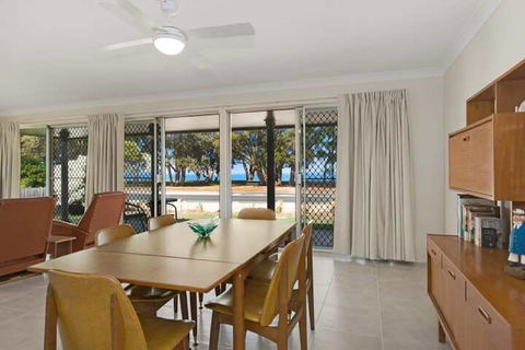 Large Family Waterfront Home With Room For A Boat Welsby Pde Bongaree - Kingaroy Accommodation 4