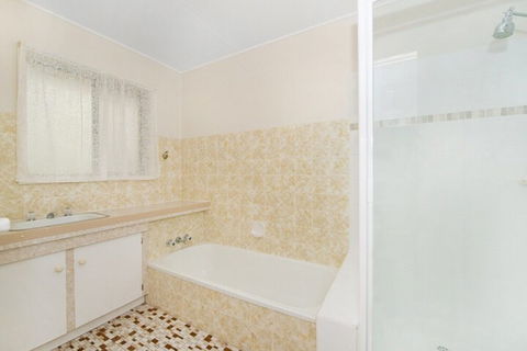 Large Family Waterfront Home With Room For A Boat Welsby Pde Bongaree - Kingaroy Accommodation 5