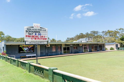 Large Family Waterfront Home With Room For A Boat Welsby Pde Bongaree - Kingaroy Accommodation 1