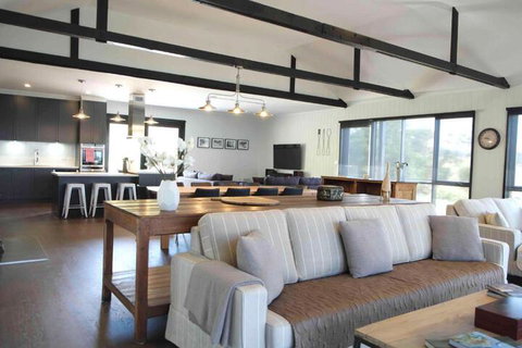 Hamptons On The Bay - Kingaroy Accommodation 3