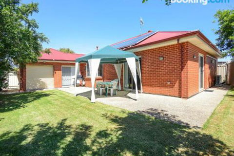 All Seasons Port Elliot Holiday House - Kingaroy Accommodation 3