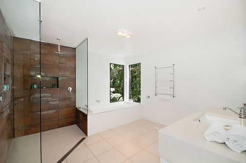 A PERFECT STAY - The Hawk At Wategos - Kingaroy Accommodation 5