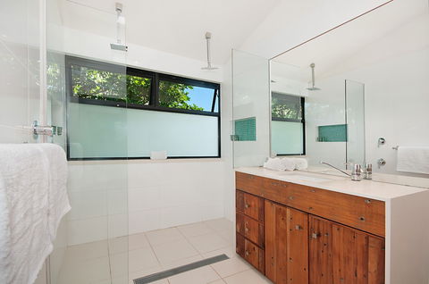 A PERFECT STAY - The Hawk At Wategos - Kingaroy Accommodation 4