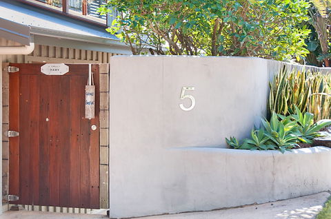 A PERFECT STAY - The Hawk At Wategos - Kingaroy Accommodation 0