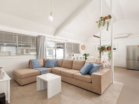 Little Kingsley Beach House 59A Kingsley Drive - Kingaroy Accommodation 0