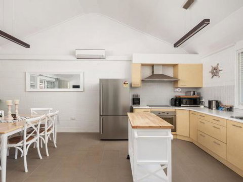 Little Kingsley Beach House 59A Kingsley Drive - Kingaroy Accommodation 5