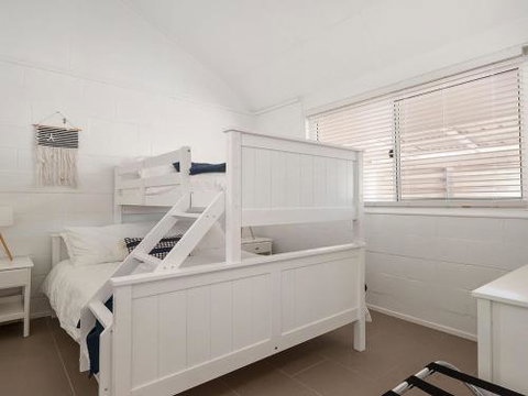 Little Kingsley Beach House 59A Kingsley Drive - Kingaroy Accommodation 3