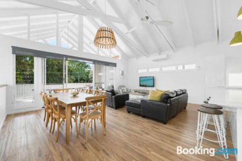 Mudjimba Island Beach House - Kingaroy Accommodation 3