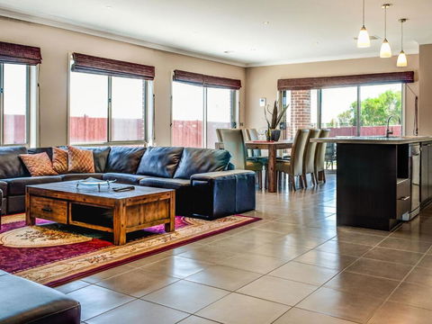 Valencia - Kingaroy Accommodation 1