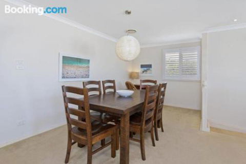 SEASCAPE An Enticing Lakeside Escape - Kingaroy Accommodation 6