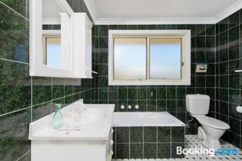 SEASCAPE An Enticing Lakeside Escape - Kingaroy Accommodation 5