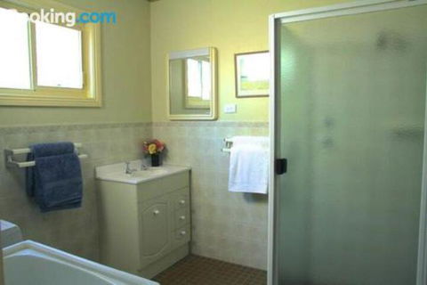 Schoolhouse Cottage American River - Kingaroy Accommodation 5