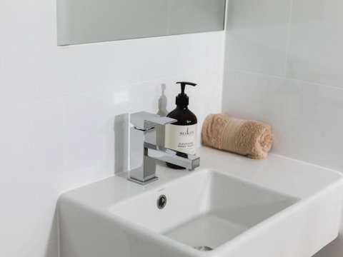 WHITE WAVES 4 ABSOLUTE BEACH FRONT STUDIO HASTINGS POINT - Kingaroy Accommodation 2