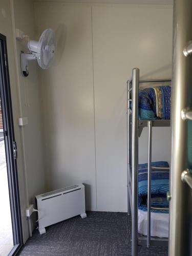 Huon Flash Packers - Kingaroy Accommodation 3