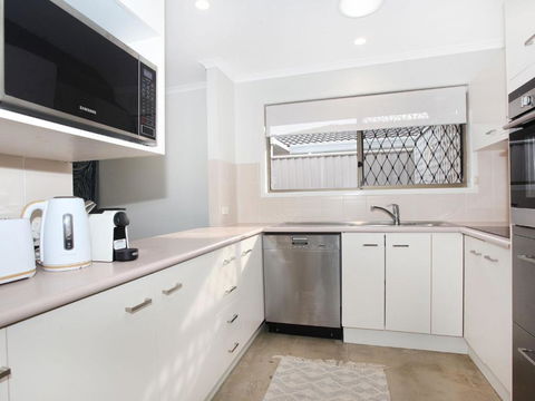 April 19 4 Bedroom Home On Canal With Pool Pontoon Aircon & WiFi! - Kingaroy Accommodation 6